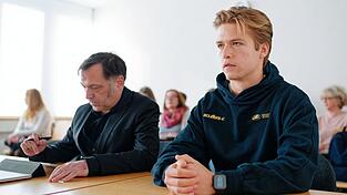 Das Gericht wies die Klage des Ex-Abiturienten Walk (r) ab. Das Gericht wies die Klage des Ex-Abiturienten Walk (r) ab.