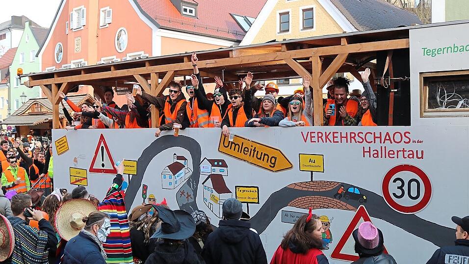 In Mainburg steppt am Samstag wieder der Bär beim Faschingsumzug mit närrischem Treiben. Auf dem Marktplatz vor dem Rathaus wirds dabei wieder besonders eng zugehen für die durchfahrenden Wägen. In Mainburg steppt am Samstag wieder der Bär beim Faschingsumzug mit närrischem Treiben. Auf dem Marktplatz vor dem Rathaus wirds dabei wieder besonders eng zugehen für die durchfahrenden Wägen.