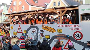 In Mainburg steppt am Samstag wieder der B&auml;r beim Faschingsumzug mit n&auml;rrischem Treiben. Auf dem Marktplatz vor dem Rathaus wirds dabei wieder besonders eng zugehen f&uuml;r die durchfahrenden W&auml;gen.