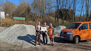 Bürgermeister Matthias Wallner, Geschäftsführer Thomas Niedermayer und Bauhofleiter Hans Siebenhandl (von links) vor dem gespendeten Schotter zum Bankettunterhalt.