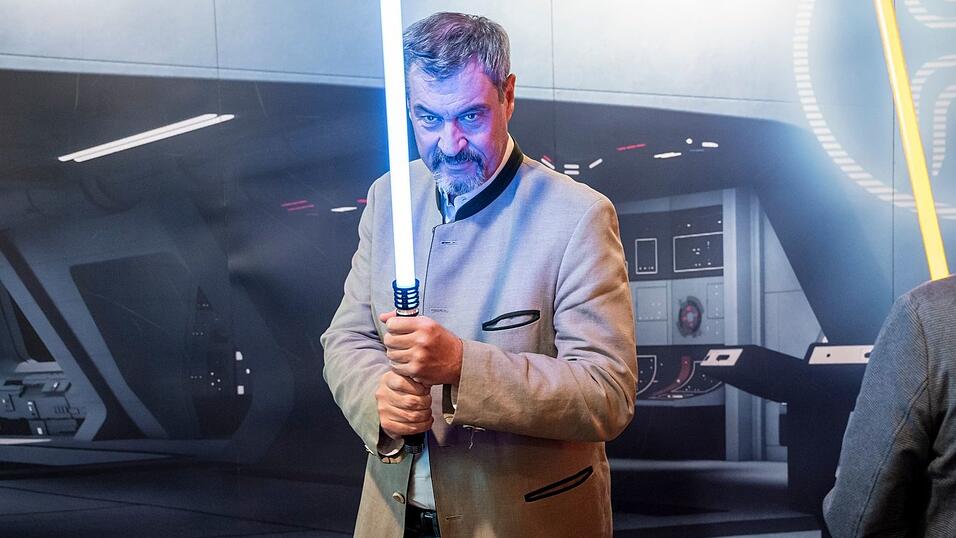 Wohl keine Waffe für den politischen Nahkampf: Markus Söder hält ein Lichtschwert. (Archivbild)