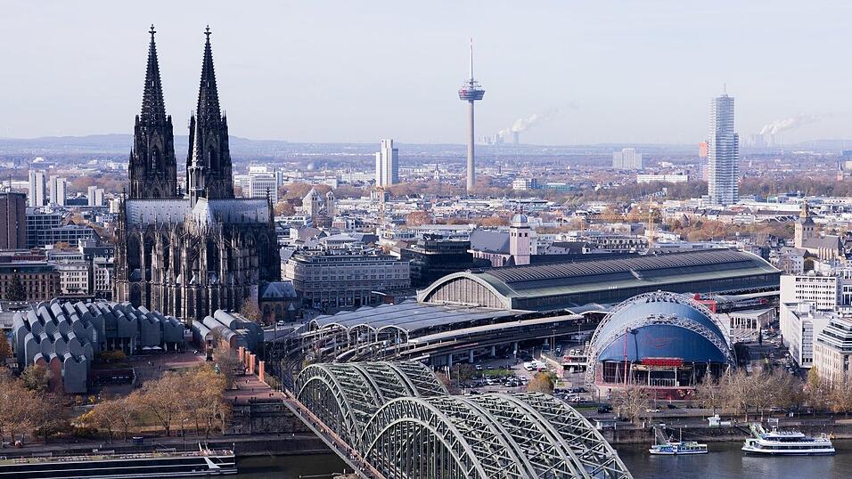 Mehr als 50 neue Stellwerke nimmt die Bahn jedes Jahr in Betrieb - ausgerechnet am Kölner Hauptbahnhof gab es Probleme.