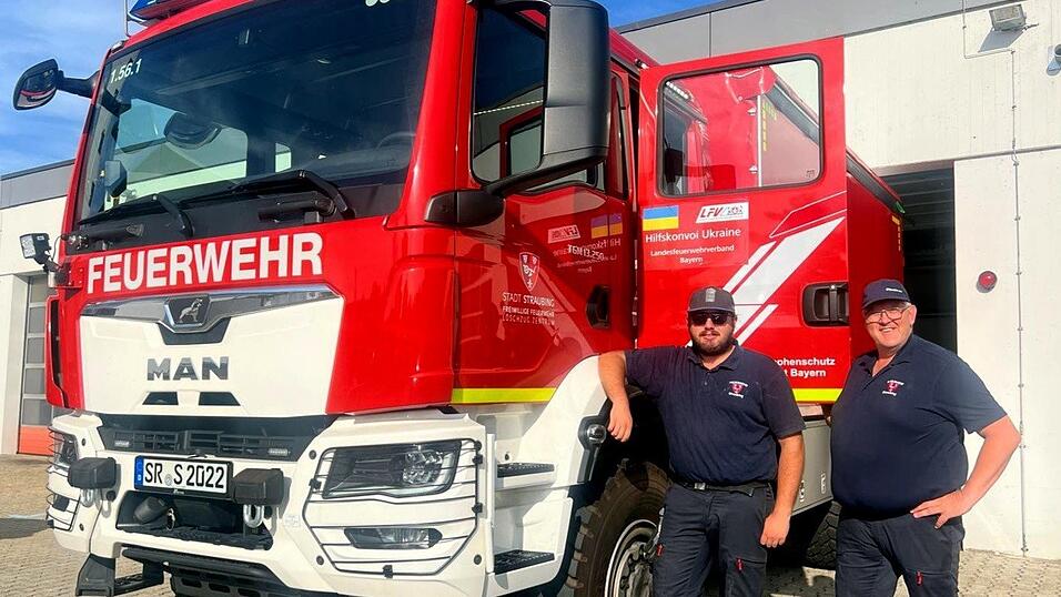 Die beiden Maschinisten Felix Ruhnke und Reinhard Englberger (v.l.) wechselten sich am Steuer des V-LKWs ab. Die beiden Maschinisten Felix Ruhnke und Reinhard Englberger (v.l.) wechselten sich am Steuer des V-LKWs ab.