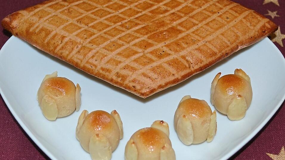 Liegen normalerweise nicht auf einem Teller: Die runden Bethmännchen gehören zum Kaffee, der eckige Haddekuche zum Apfelwein.