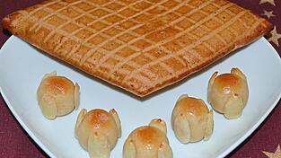 Liegen normalerweise nicht auf einem Teller: Die runden Bethmännchen gehören zum Kaffee, der eckige Haddekuche zum Apfelwein.