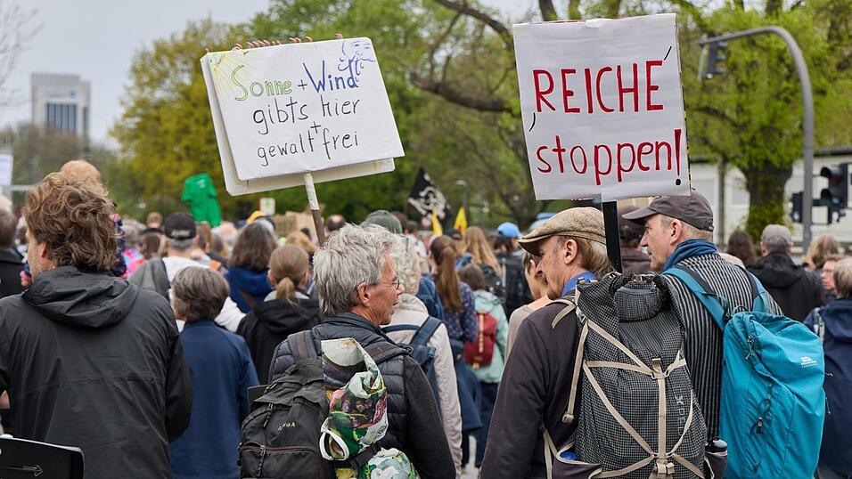 Am vergangenen Samstag demonstrierten einige Tausend Bürger in mehreren Städten für die Energiewende. Am vergangenen Samstag demonstrierten einige Tausend Bürger in mehreren Städten für die Energiewende.