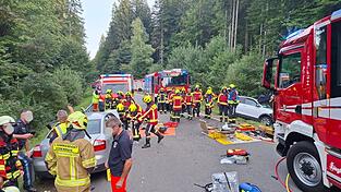 Viele Rettungskr&auml;fte waren im Einsatz, die Stra&szlig;e blieb zwei Stunden gesperrt.