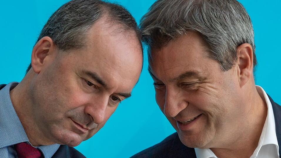 Ministerpr&auml;sident Markus S&ouml;der (r.) und sein Stellvertreter Hubert Aiwanger regieren nun schon ein Jahr zusammen.