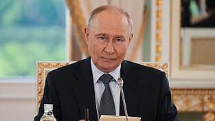Der russische Pr&auml;sident Wladimir Putin gab sich vor internationalen Journalisten zuversichtlich.