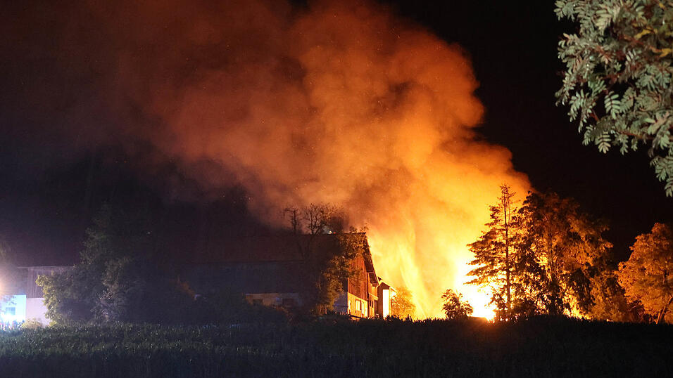 Am sp&auml;ten Montagabend schlug ein Blitz in eine Scheune in Engelsberg im Landkreis Landshut ein.