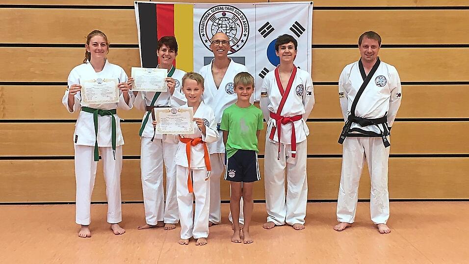 Gro&szlig;e Freude bei den Sportlern (v. l.): Joanna und Mandy Kaps, Phillipp H&uuml;bl, Manfred Wober, Max (schnuppert noch rein), Julian Wober und Trainer Patrick Zapf.