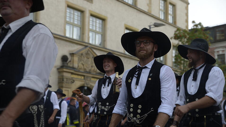 Zahlreiche Musik- und Trachtengruppen zogen nach dreij&auml;hriger Pause am Freitagabend zum Festplatz Am Hagen.&nbsp;