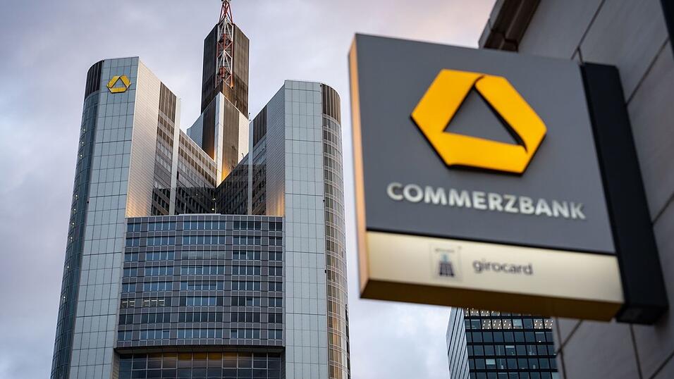 Vom Milliardengewinn der Commerzbank 2025 sollen die Aktion&auml;rinnen und Aktion&auml;re des Dax-Konzerns profitieren - zu einem gro&szlig;en Teil also auch die Unicredit. (Archivbild)