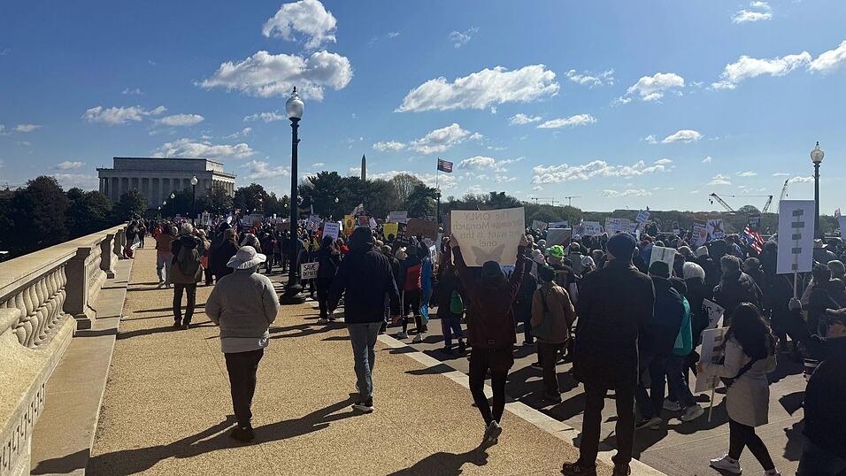 Die Teilnehmer marschieren von der Memorial Bridge bis zum Washington Monument.