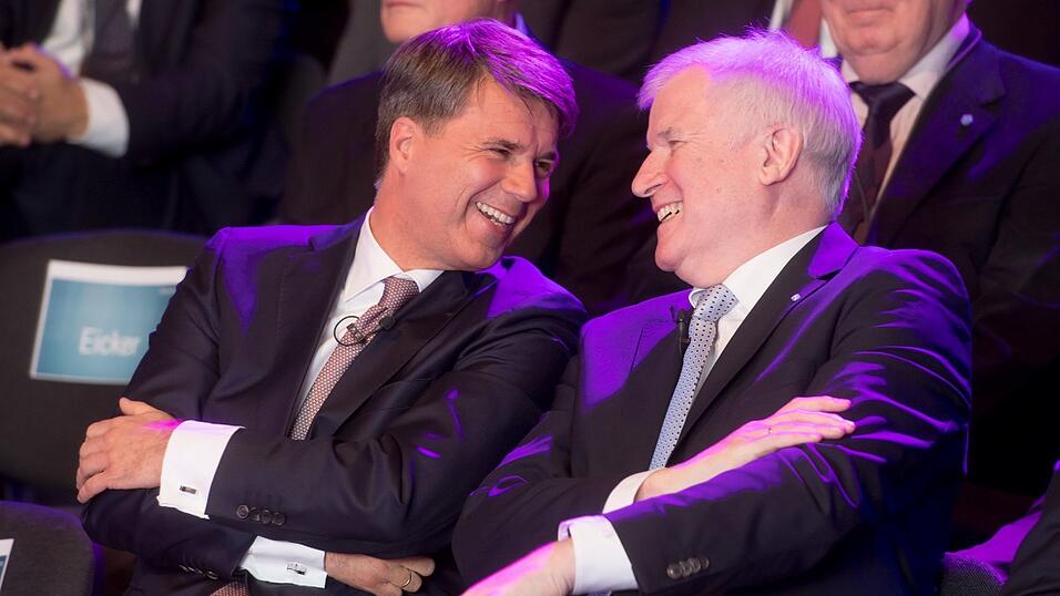 Der BMW-Vorstandsvorsitzende Harald Kr&uuml;ger (l) und der bayerische Ministerpr&auml;sident Horst Seehofer (CSU)unterhalten sich am in Dingolfing (Bayern) bei einem Festakt im BMW-Werk. Der Automobilkonzern feiert seinen 50-j&auml;hriges Jubil&auml;um in Niederbayern.