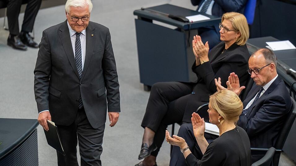 „Wir begehen diesen 8. Mai heute nicht in ruhiger Selbstgewissheit“, sagt Bundespräsident Frank-Walter Steinmeier (l.). An der Gedenkstunde zum 80. Jahrestag des Endes des Zweiten Weltkriegs nehmen unter anderem auch Bundestagspräsidentin Julia Klöckner (CDU, rechts vorne), Kanzler Friedrich Merz (CDU) und Bundesratspräsidentin Anke Rehlinger (SPD) teil.