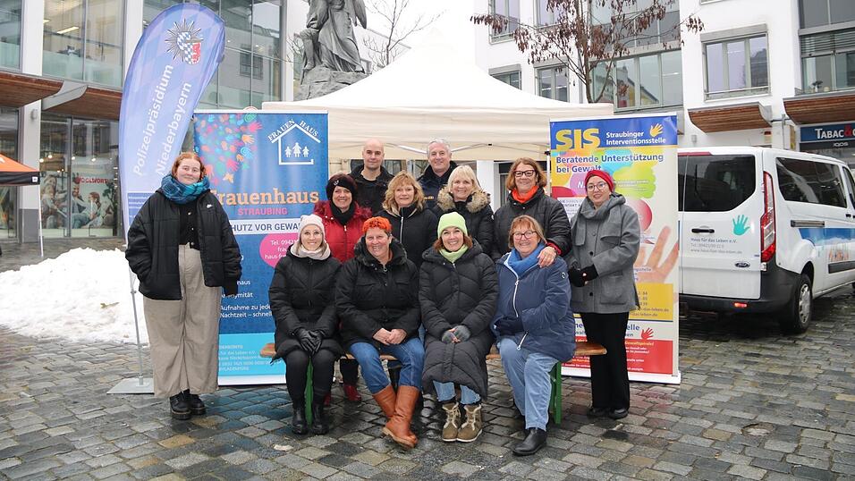 Verantwortliche von Frauenhaus, dessen Trägerverein, der Polizei und die Gleichstellungsbeauftragten aus Stadt und Land waren an einem Info-Stand präsent. Verantwortliche von Frauenhaus, dessen Trägerverein, der Polizei und die Gleichstellungsbeauftragten aus Stadt und Land waren an einem Info-Stand präsent.
