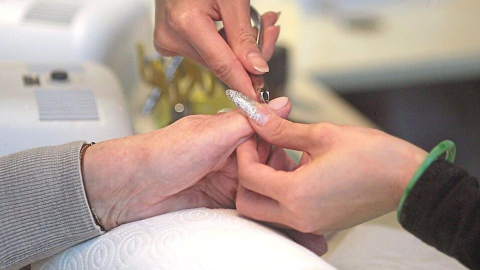 Ein kleines Nagelstudio soll nach dem Willen einer Antragstellerin in ihrem Wohnhaus in Altenmarkt entstehen. Der Bauausschuss hat nichts dagegen einzuwenden. Ein kleines Nagelstudio soll nach dem Willen einer Antragstellerin in ihrem Wohnhaus in Altenmarkt entstehen. Der Bauausschuss hat nichts dagegen einzuwenden.