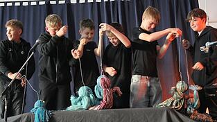 Das Spiel mit ihren im Werkunterricht angefertigten Marionetten machten den Sch&uuml;lern der Klasse 6b sichtlich Spa&szlig;.
