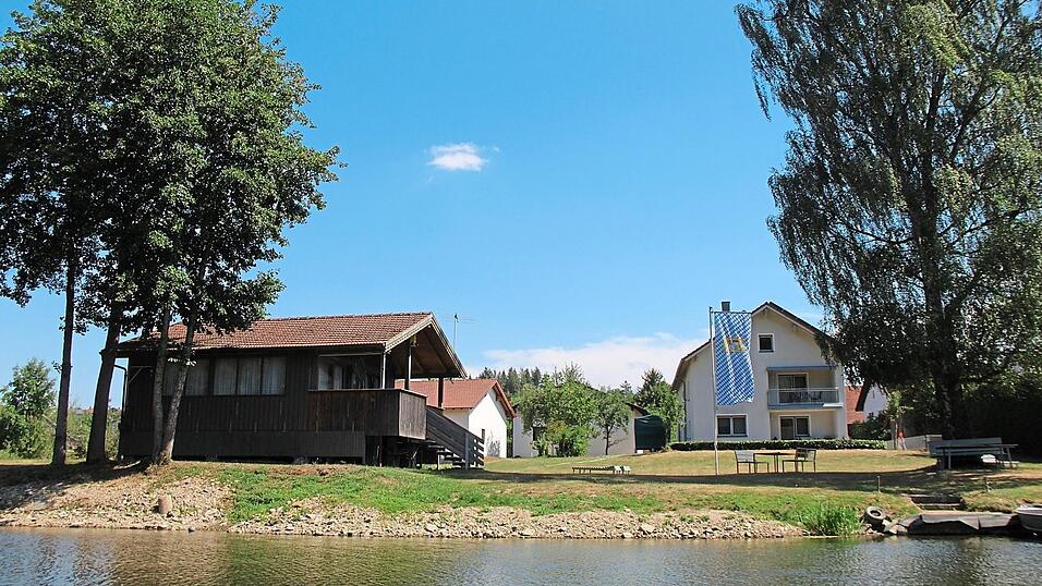 Vom Fluss aus gesehen ein Blick auf die Gemeinschaftshütte links und die Ferienwohnungen im Haus hinter der Bayernfahne. Vom Fluss aus gesehen ein Blick auf die Gemeinschaftshütte links und die Ferienwohnungen im Haus hinter der Bayernfahne.