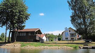 Vom Fluss aus gesehen ein Blick auf die Gemeinschaftshütte links und die Ferienwohnungen im Haus hinter der Bayernfahne. Vom Fluss aus gesehen ein Blick auf die Gemeinschaftshütte links und die Ferienwohnungen im Haus hinter der Bayernfahne.
