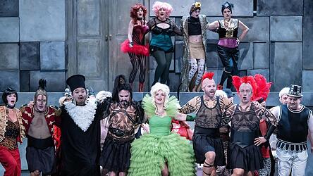 So interpretiert das Landestheater Jacques Offenbachs Cr&egrave;me de la Cr&egrave;me des antiken Griechenlands mit seinen Helden und der sch&ouml;nen Helena in der Mitte. Altphilologen stimmen dieser Ansicht nicht in jeder Beziehung zu.