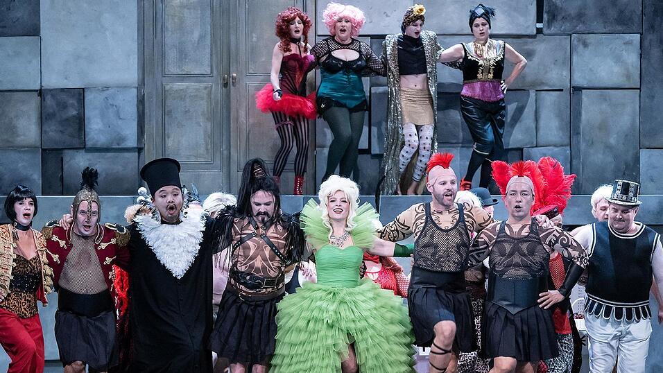 So interpretiert das Landestheater Jacques Offenbachs Cr&egrave;me de la Cr&egrave;me des antiken Griechenlands mit seinen Helden und der sch&ouml;nen Helena in der Mitte. Altphilologen stimmen dieser Ansicht nicht in jeder Beziehung zu.