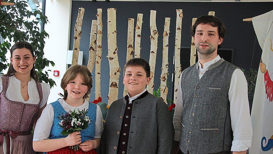 Die Ritterinnen Antonia Buschek und Margarete Wilnhammer mit den Rittern Christian Baumann und Tobias Jelinek. Die Ritterinnen Antonia Buschek und Margarete Wilnhammer mit den Rittern Christian Baumann und Tobias Jelinek.