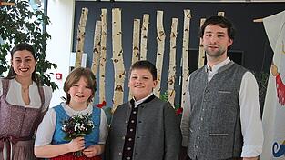 Die Ritterinnen Antonia Buschek und Margarete Wilnhammer mit den Rittern Christian Baumann und Tobias Jelinek.