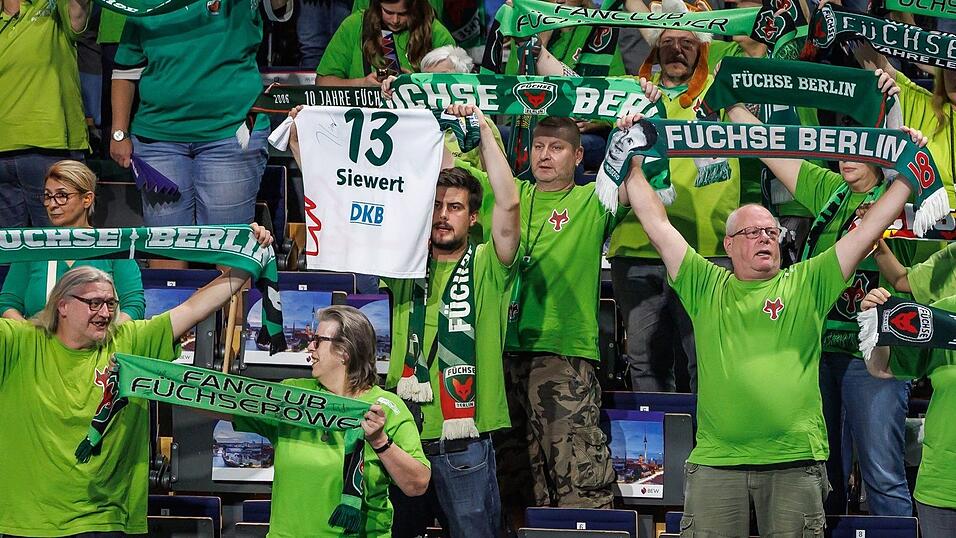 Die Füchse-Fans bedanken sich bei Stefan Kretzschmar und Jaron Siewert.
