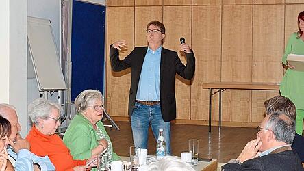 Bezirksgesch&auml;ftsf&uuml;hrer Robert Otto (li.) und die scheidende Ortsvorsitzende Uta Demmin-Berger (re.) hatten in der Jahreshauptversammlung im BRK-Heim eine Menge Themen aufzuarbeiten.