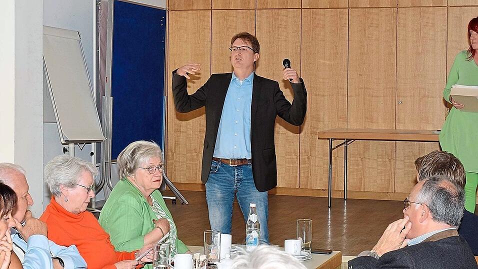 Bezirksgesch&auml;ftsf&uuml;hrer Robert Otto (li.) und die scheidende Ortsvorsitzende Uta Demmin-Berger (re.) hatten in der Jahreshauptversammlung im BRK-Heim eine Menge Themen aufzuarbeiten.