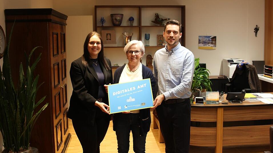 Landr&auml;tin Rita R&ouml;hrl (Mitte), Jennifer Schmidt von der F&uuml;hrerscheinstelle und Johann Brunner vom Digitalisierungsteam freuen sich dar&uuml;ber, weitere Online-Services anbieten zu k&ouml;nnen.
