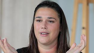 Simone Reinhardt wurde als dritte Mitarbeiterin überhaupt beim Zweckverband Kommunale Verkehrssicherheit Oberpfalz angestellt. Seit gut anderthalb Jahren ist sie nun Geschäftsführerin. Simone Reinhardt wurde als dritte Mitarbeiterin überhaupt beim Zweckverband Kommunale Verkehrssicherheit Oberpfalz angestellt. Seit gut anderthalb Jahren ist sie nun Geschäftsführerin.