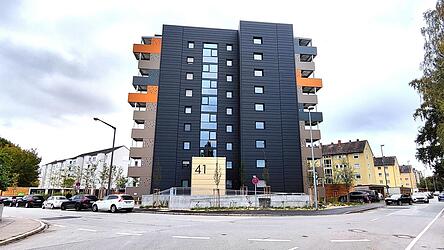 Das neue Gebäude an der Ecke Arberstraße/Schanzlweg. Es hebt sich deutlich gegenüber den anderen ab.