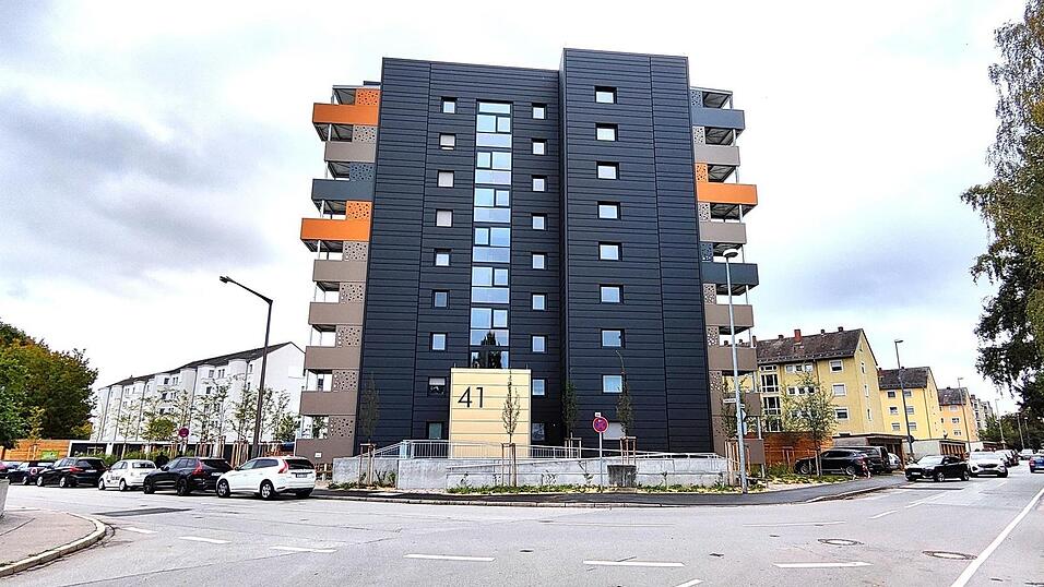 Das neue Gebäude an der Ecke Arberstraße/Schanzlweg. Es hebt sich deutlich gegenüber den anderen ab.