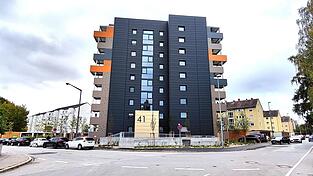 Das neue Gebäude an der Ecke Arberstraße/Schanzlweg. Es hebt sich deutlich gegenüber den anderen ab.