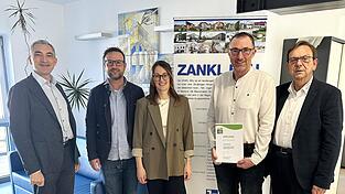 Landrat Dr. Ronny Raith (l.) gratulierte mit B&uuml;rgermeister Franz Wittmann (r.) Thomas (2.v.l.) und Stefanie Strohmeier und Richard Sixt zur erfolgreichen Zertifizierung.