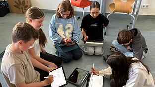 Sch&uuml;ler arbeiten mit Tablets. &Uuml;ber ihre Erfahrungen zum Thema Digitalisierung des Unterrichts tauschten sich Vertreter von 50 Schulen in der Karl-Peter-Obermaier Mittelschule Bad K&ouml;tzting aus.