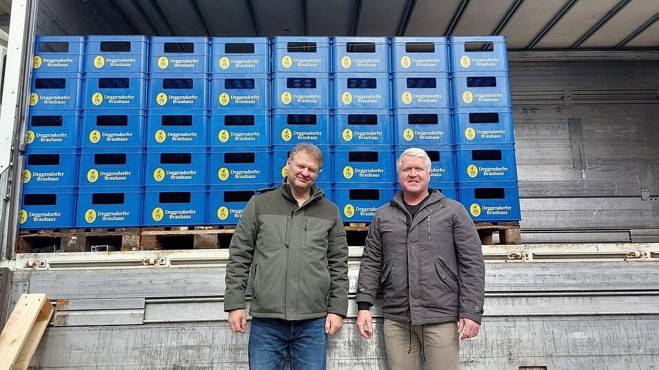 Braumeister Maximilian Vincenti (links) und Brauereichef Robert Vitti (rechts) sind gespannt, wie das Alkoholfreie bei den Kunden ankommen wird.