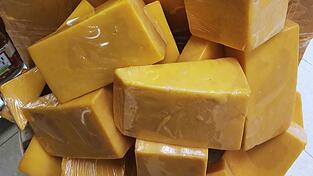 Ein irischer Hersteller hat bestimmte Cheddar-Produkte zurückgerufen. (Symbolbild)