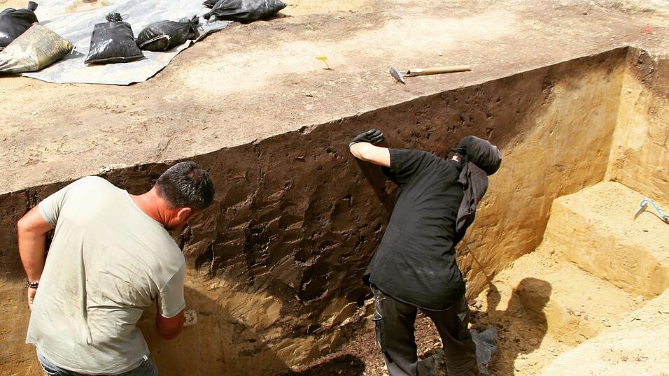 Ausgrabung des Brunnens der fr&uuml;hen Eisenzeit.