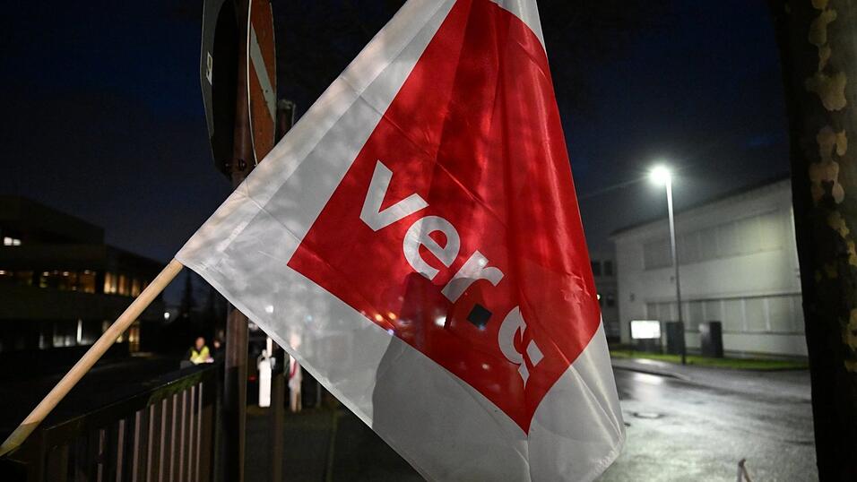 Eine Fahne der Dienstleistungsgewerkschaft Verdi h&auml;ngt vor einem Busdepot, das bestreikt wird.
