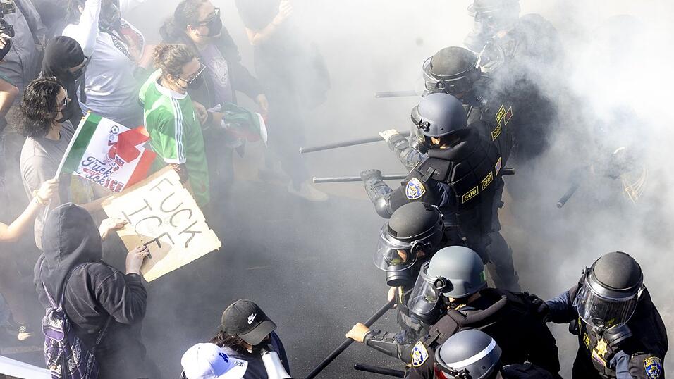 Rauch liegt in der Luft, als Demonstranten sich mit CHP-Beamten anlegen, nachdem sie den 101 Freeway in der Innenstadt besetzt haben, um gegen die Durchsuchung von Einwanderern zu protestieren. Rauch liegt in der Luft, als Demonstranten sich mit CHP-Beamten anlegen, nachdem sie den 101 Freeway in der Innenstadt besetzt haben, um gegen die Durchsuchung von Einwanderern zu protestieren.