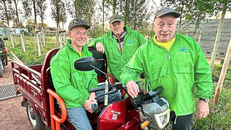 Reinhold Gruber, Helmut Theuer und Alois Lernbecher (von links) bereiten sich um 7 Uhr auf ihren Einsatz vor.