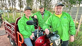 Reinhold Gruber, Helmut Theuer und Alois Schmidberger (von links) bereiten sich um 7 Uhr auf ihren Einsatz vor.