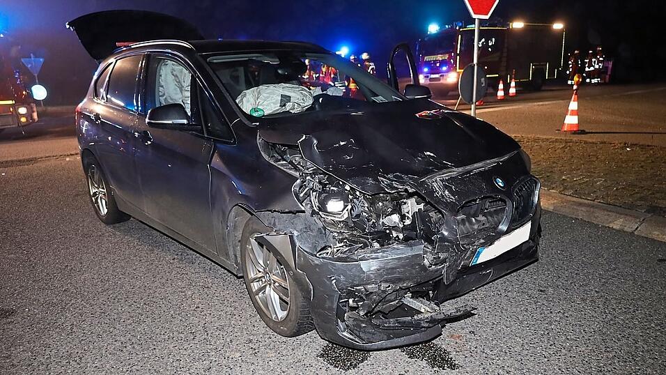 Der BMW wurde durch den Zusammenstoß an der Frontseite stark beschädigt. Der BMW wurde durch den Zusammenstoß an der Frontseite stark beschädigt.
