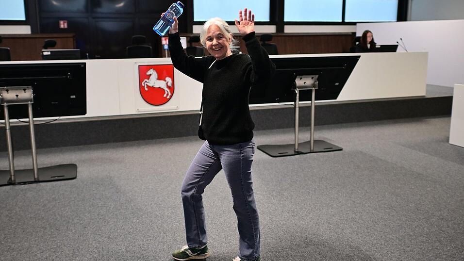 Daniela Klette winkt freudig, wenn Unterst&uuml;tzer im Publikum sitzen. (Archivbild)