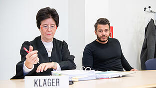 Der Kläger (r.) fordert knapp 140.000 Euro Schmerzensgeld und Schadenersatz, weil er versehentlich am gesunden Auge operiert wurde. Der Kläger (r.) fordert knapp 140.000 Euro Schmerzensgeld und Schadenersatz, weil er versehentlich am gesunden Auge operiert wurde.