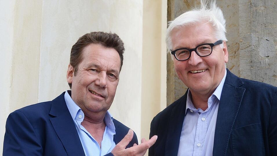 Roland Kaiser (l) und Frank-Walter Steinmeier posieren am Rande des Deutschlandfestes der SPD am 18.08.2013 in Berlin am Brandenburger Tor.